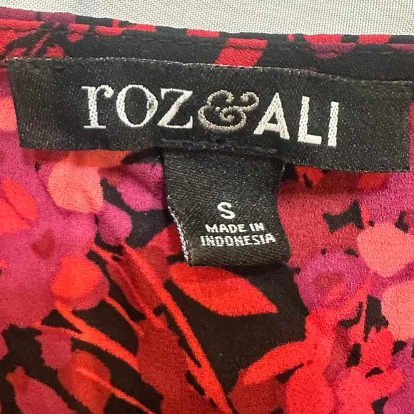 Roz & Ali Vibrant Floral Blouse with Ruffles - Picture 4 of 13